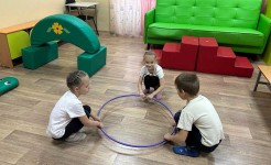 В рамках программы дополнительного образования "Быть здоровыми хотим" с воспитанниками дошкольного возраста было проведено итоговое занятие, на котором был использован метод круговой тренировки