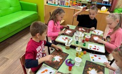 Сегодня на занятии воспитанники своими руками творили осенние шедевры, используя трафареты