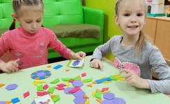 В рамках очередного занятия кружка "Знайка" воспитанники совершили познавательное погружение в мир геометрии