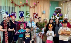 Наши ребята, нарядившись в яркие маски и костюмы, отправились по Центру, чтобы порадовать всех колядками