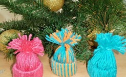 Наши юные мастерицы из старшей группы на проведенном для них мастер-классе овладели техникой изготовления очаровательных шапочек из ниток