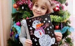 Младшие ребята рисовали забавных снеговичков при помощи волшебной техники пальчиковой живописи