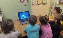 Дети с воспитателем Трошкиной О.Н. провели интересные опыты со снегом