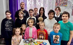 Накануне Международного женского дня воспитанники Центра проявили свои творческие таланты на мастер-классе по изготовлению оригинальных подарков – "чашечек с сюрпризом" наполненные чаем и шоколадом