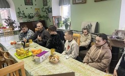 В преддверии великого праздника Пасхи наши старшие воспитанники вновь посетили Молодежный клуб при Антониевском храме