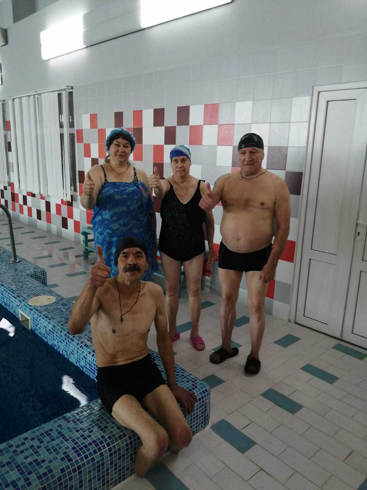 Дружеский заплыв среди людей старшего поколения