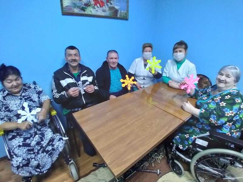 Изготовление снежинки из цветной бумаги