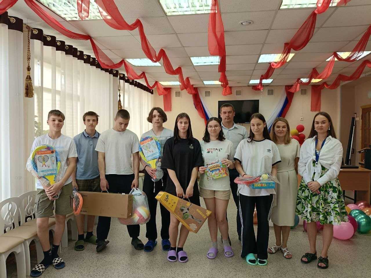 Ура, у ребят гости, и конечно, подарки!
