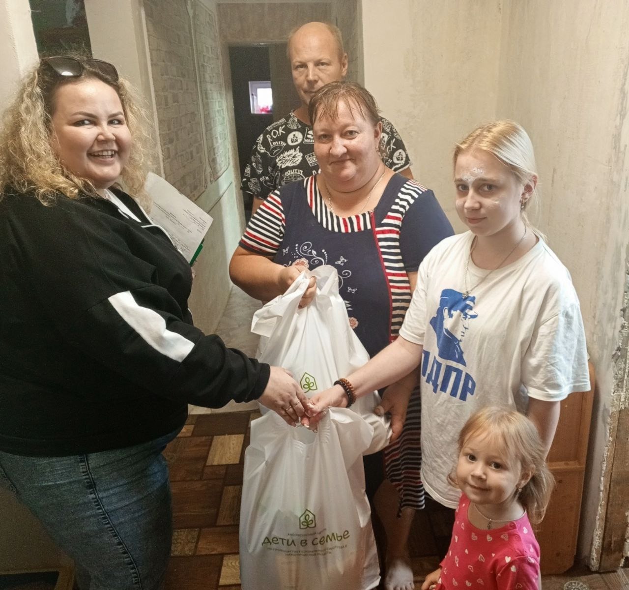 ПРОДУКТОВАЯ ПОМОЩЬ СЕМЬЯМ: В РАМКАХ ПРОГРАММЫ «ДЕТИ В СЕМЬЕ» ПЕРЕДАНЫ ПРОДУКТОВЫЕ НАБОРЫ