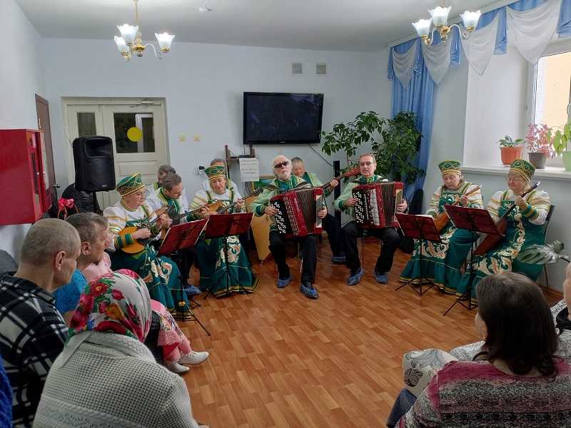 «Рады мы всегда друзьям! Приглашаем в гости к нам!»