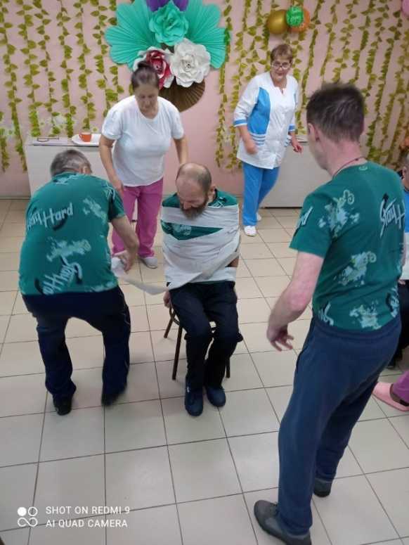  Спорт нам плечи расправляет