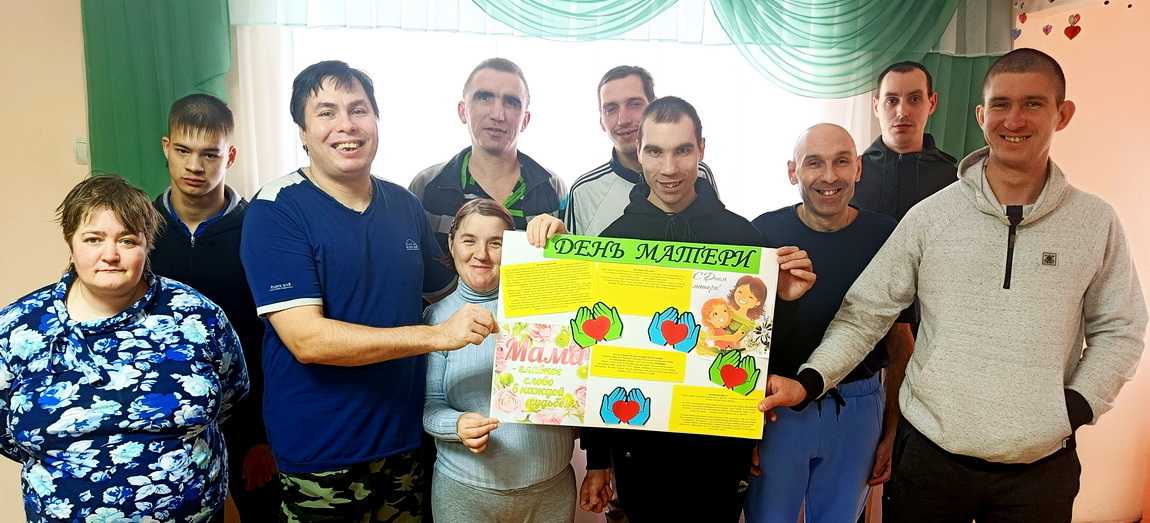 Изготовление поздравительной стенгазеты к Международному Дню матери.