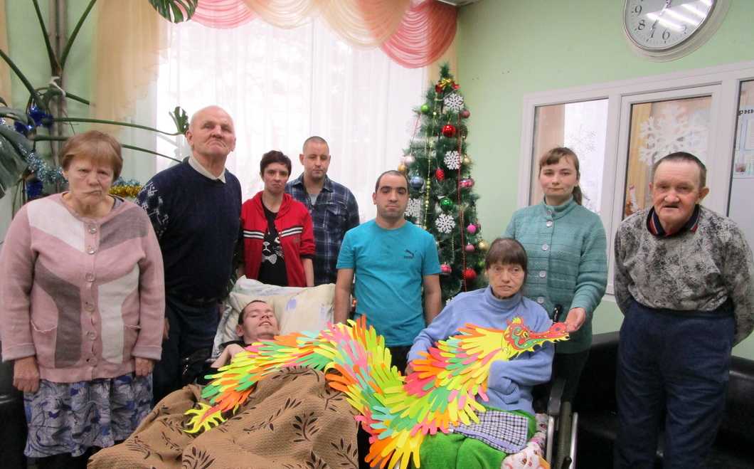 Аппликация из цветной бумаги в виде символа грядущего года по восточному календарю.
