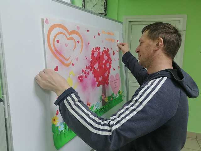 Изготовление стенгазеты «От сердца к сердцу»