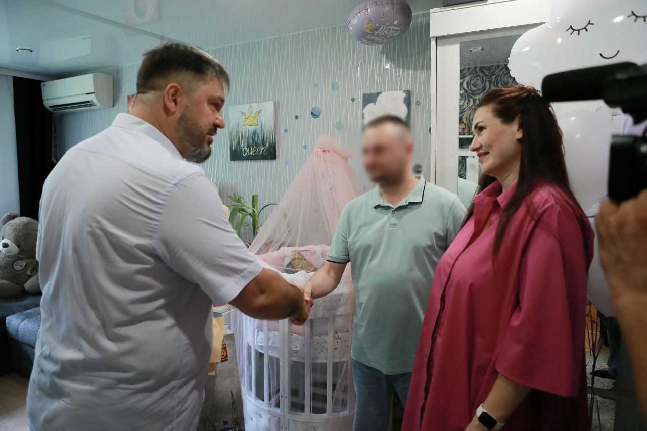 Боец СВО из Нижегородской области приехал домой в отпуск, чтобы встретиться с новорождённой дочерью