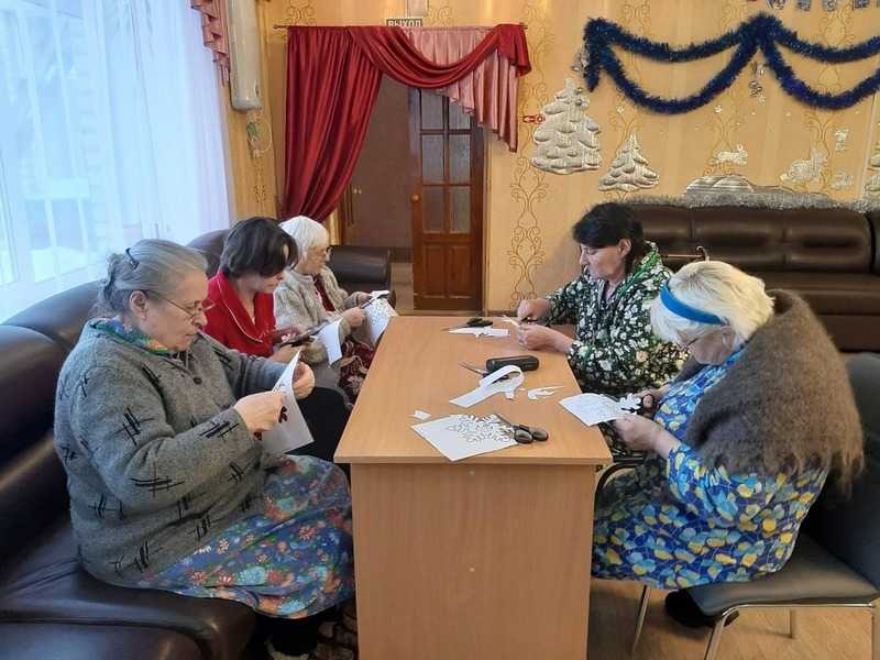 Новогодняя поделка ко Дню снежинок