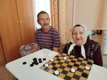 Час досуга.  Настольна игра «Шашки»