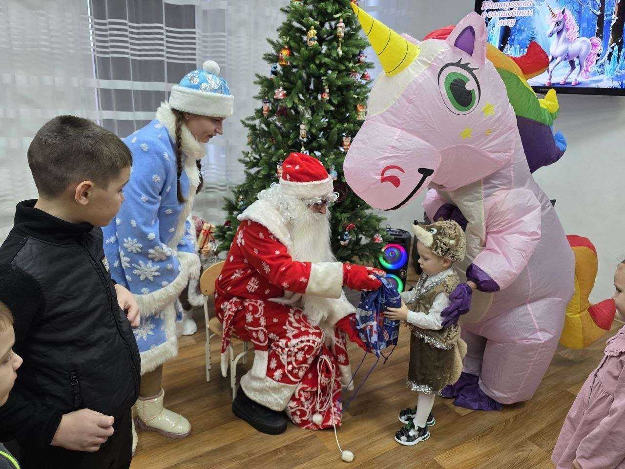 Новогодний утренник для детей младшей группы из семей участников СВО