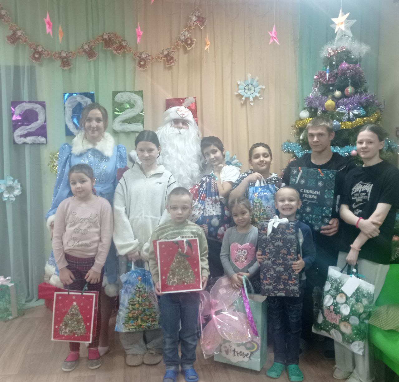 В этом году традиционно в гости к нашим воспитанникам с новогодними подарками  и тёплыми пожеланиями пришли представители компании Сибур Нефтехим