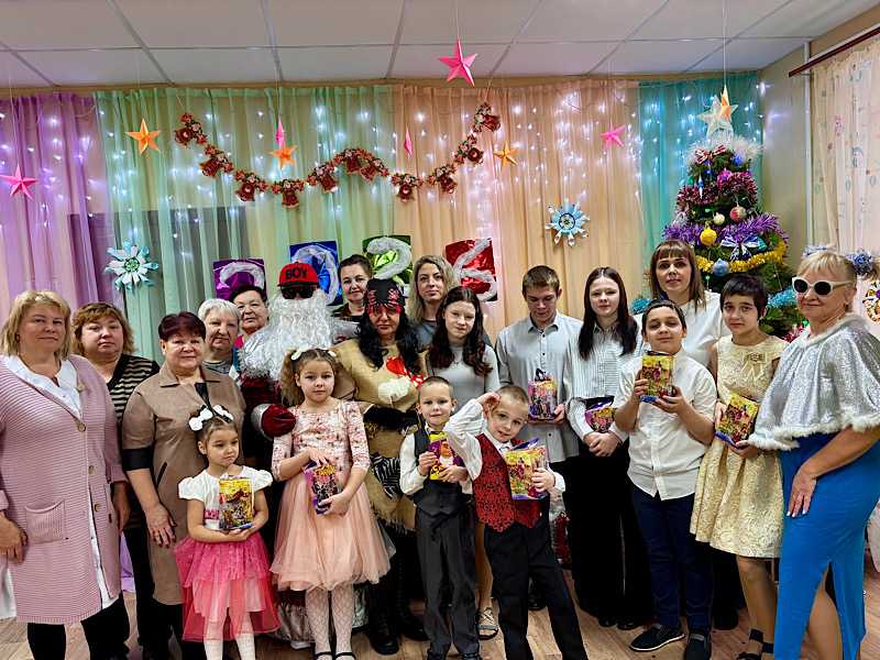  В преддверии Нового года, наш Центр распахнул двери для настоящей сказки! Воспитанников посетили Дед Мороз и Снегурочка, которые оказались популярными блогерами, а компанию им составила всеми любимая проказница Баба Яга