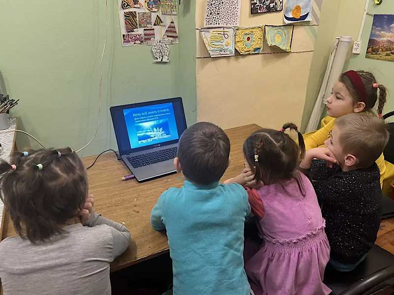 Дети с воспитателем Трошкиной О.Н.  провели интересные опыты со снегом