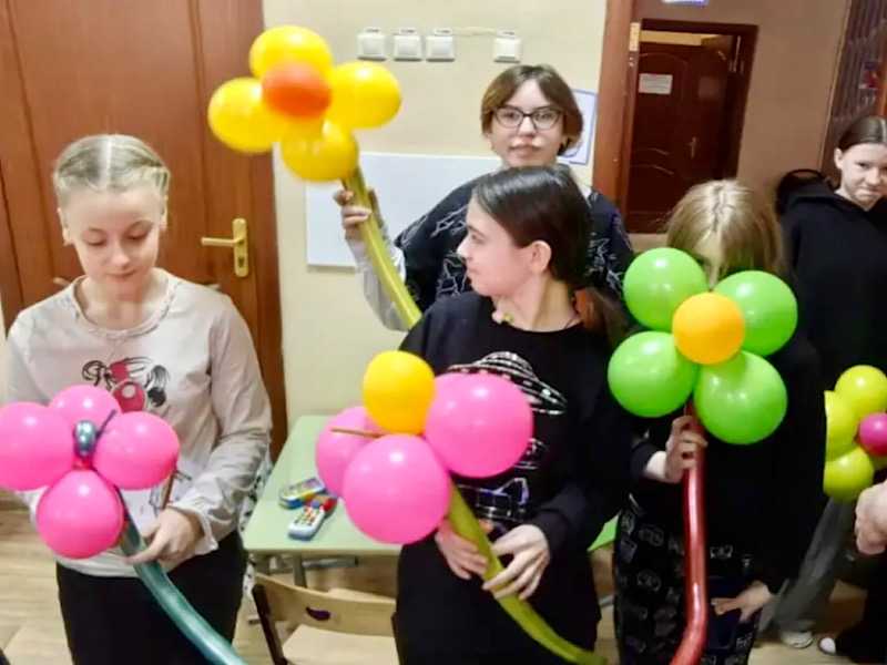 Накануне Международного женского дня, волонтеры из Фонда социальной помощи «Доброе сердце» сердечно поздравили наших прекрасных девочек и сотрудников с наступающим праздником