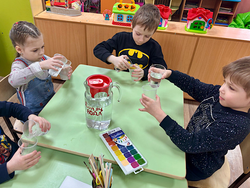 Мы рады поделиться фотоотчётом о наших увлекательных экспериментах с водой, проведённых с детьми младшей группы