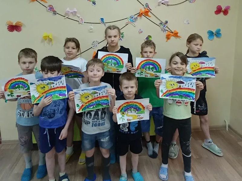 Сегодня ребята окунулись в мир творчества и создали свою собственную радугу в необычной технике обрывной аппликации