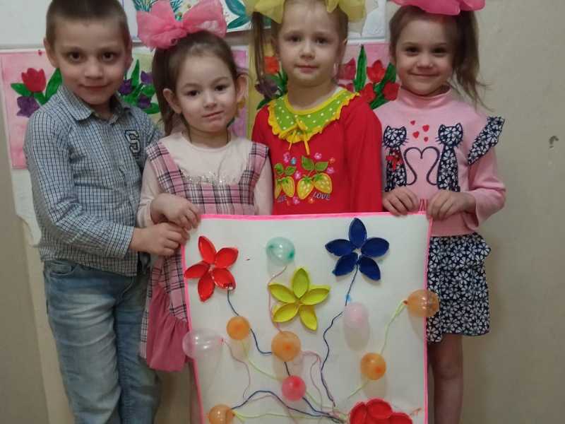 Нас сегодня от души -поздравляют малыши!
