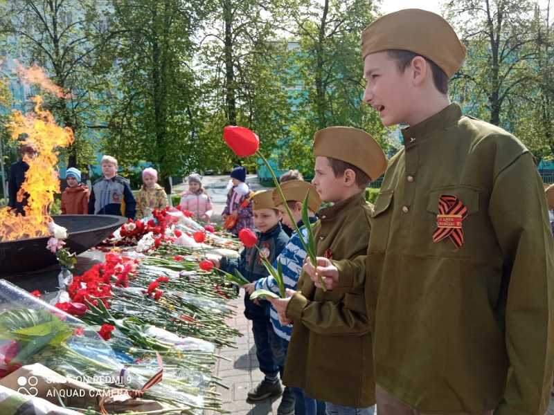 Возложение цветов к Мемориалу Вечного огня