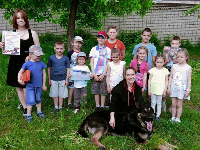 Показательный выступления кинолога с служебной собакой