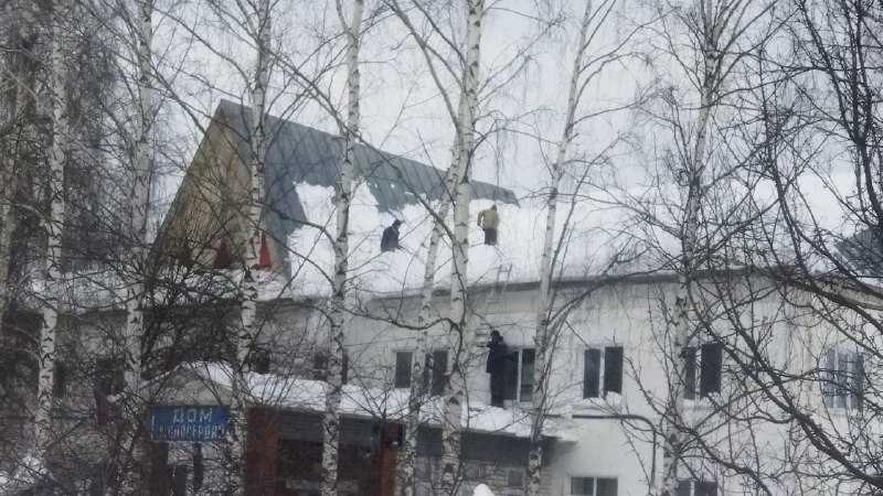 Очистка крыши от снега.