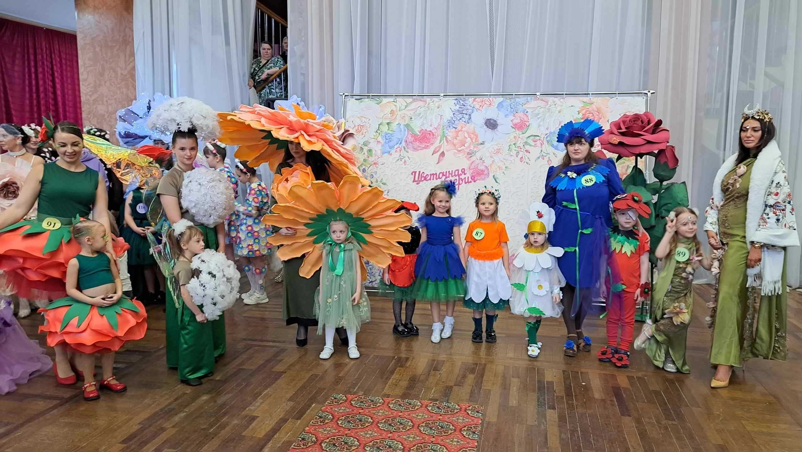 РУБРИКА: Будни специалистов Улыбки Методист Самоделкина И. Г. рассказывает, как вместе со своими детьми приняла участие в конкурсе костюмов цветов.