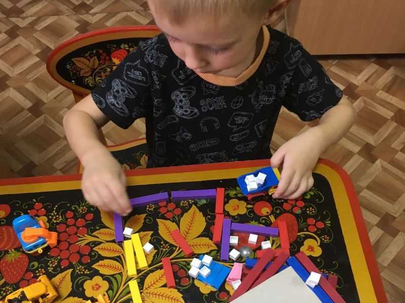 На базе дневного отделения ГБУ «СРЦН Балахнинского муниципального округа» Социальный педагог Писанова Лариса Алексеевна проводит индивидуальные занятия с детьми.