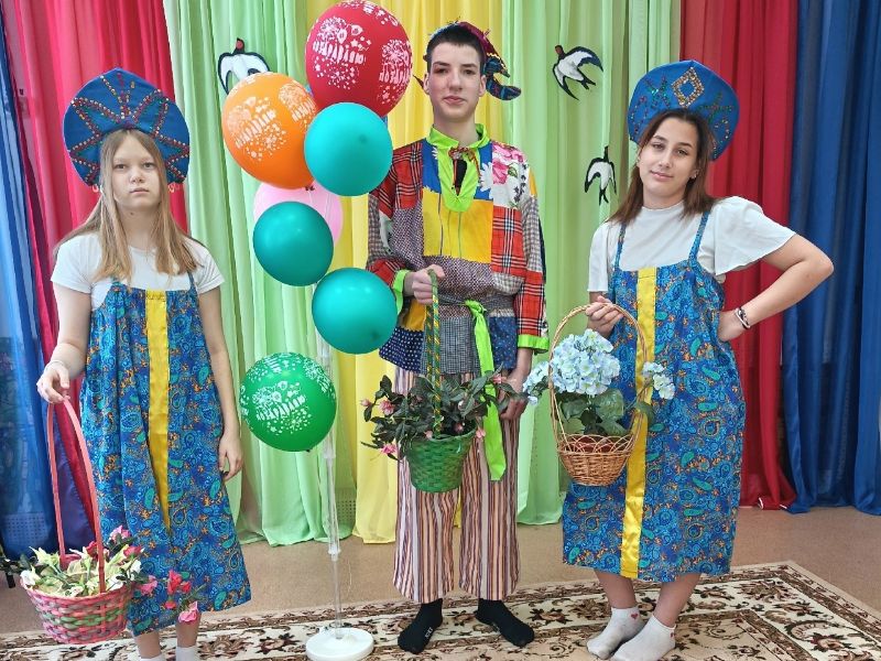 Солнце в марте ходит выше, Горячей его лучи. Скоро капать будет с крыши. Закричат в саду грачи.