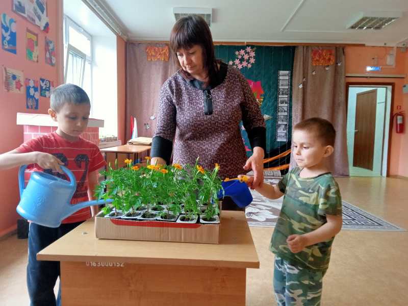 Уход за цветами.