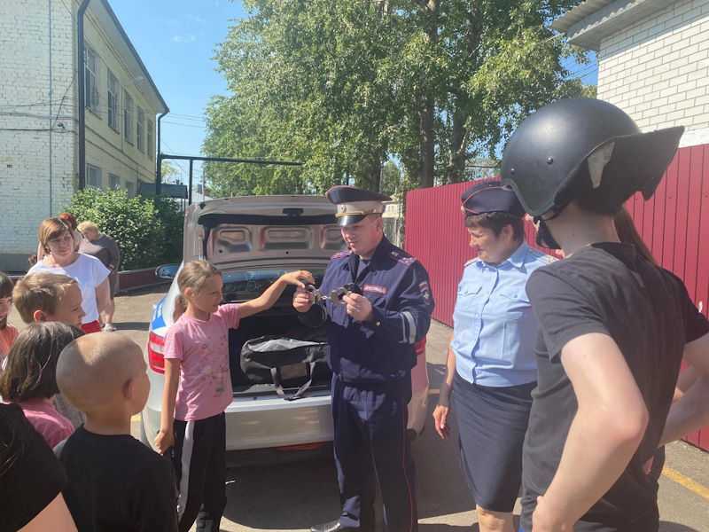 Сотрудники Госавтоинспекции в Центре 