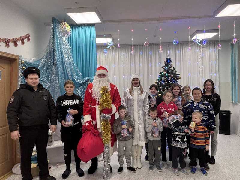 В гостях у ребят полицейский Дед Мороз