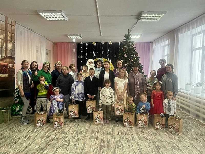 Новогоднее представление для воспитанников и детей из семей, находящихся на социальном сопровождении службы «Дети в семье»! 