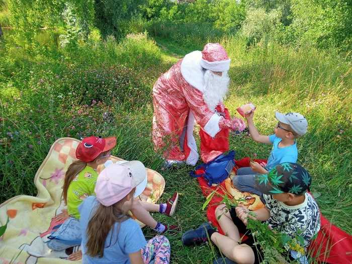 Дед Мороз в гостях у лета