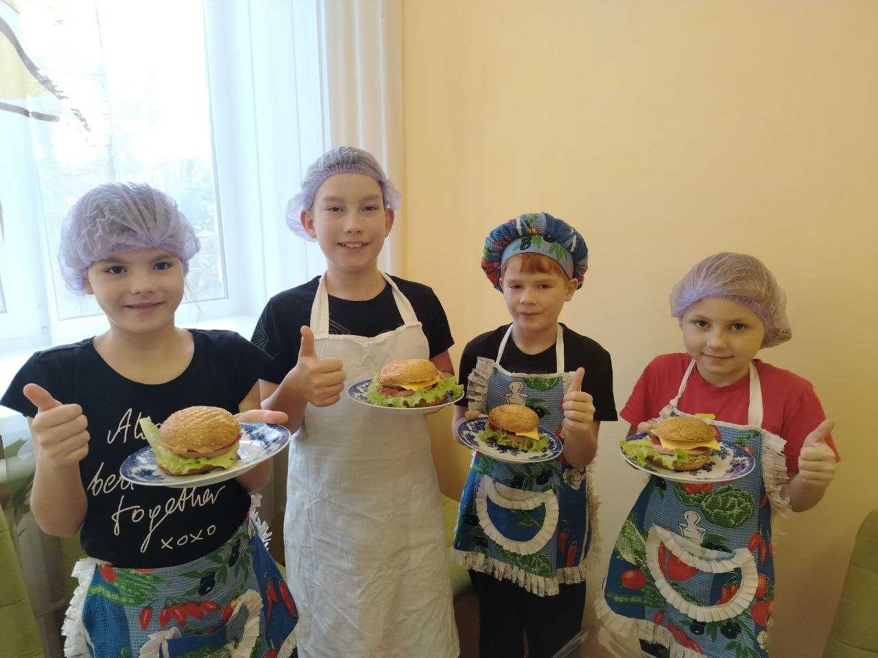 Мастер - класс: горячий бутерброд и витаминный компот.