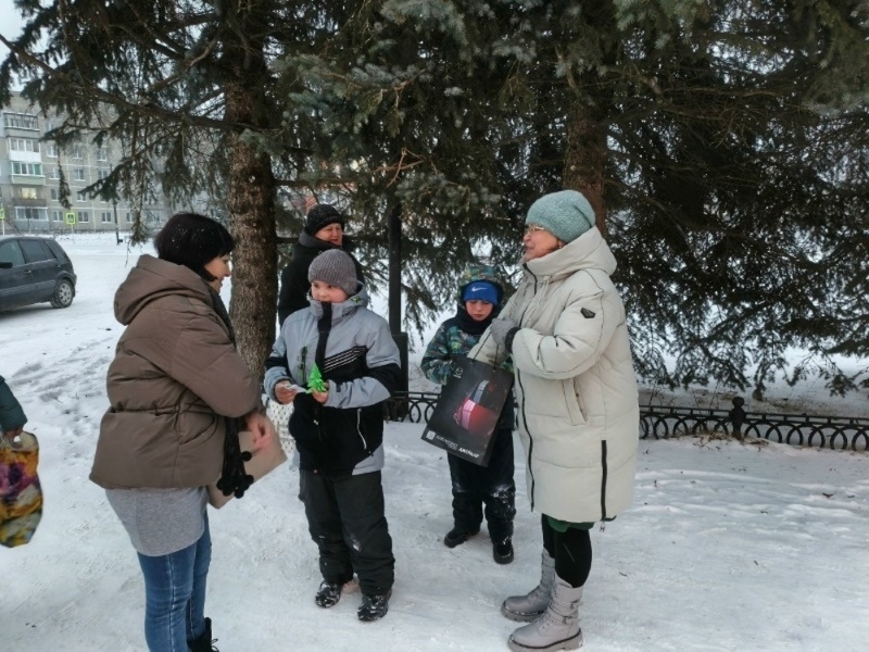 Маленькой ёлочке НЕ холодно зимой