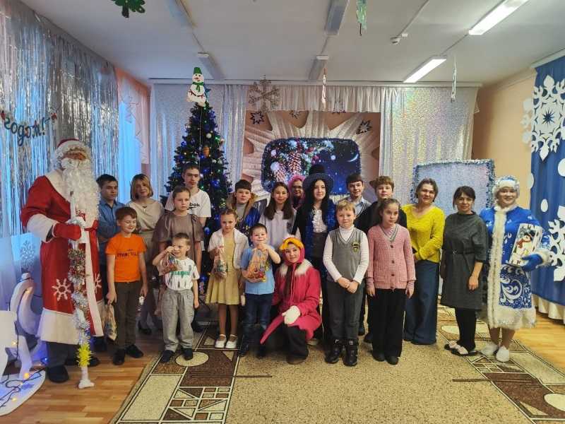 С Новогодними поздравлениями в наш центр приехали дети из Яковцевской основной школы