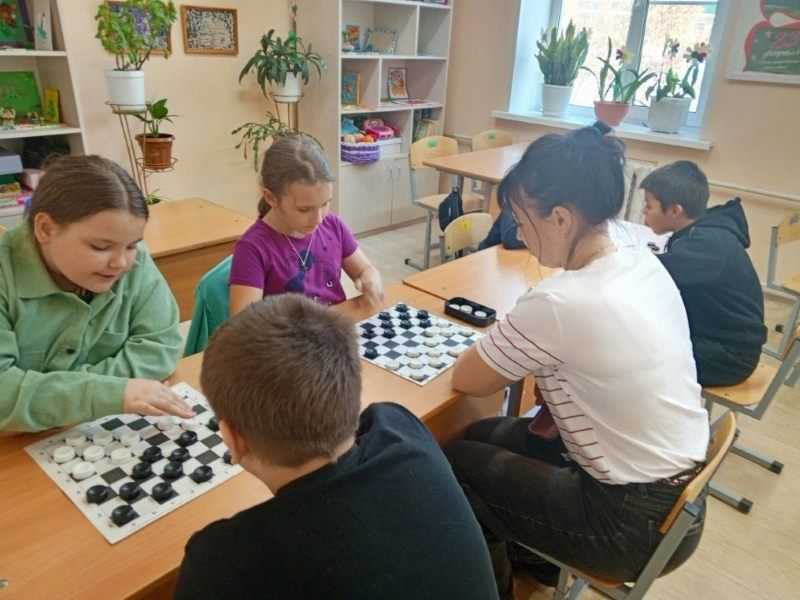 Шашки — это игра для умных, смелых и находчивых ребят.