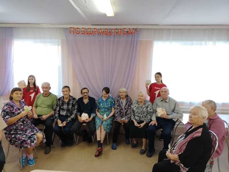 Дети из Центра детского творчества поздравили получателей социальных услуг дома-интерната