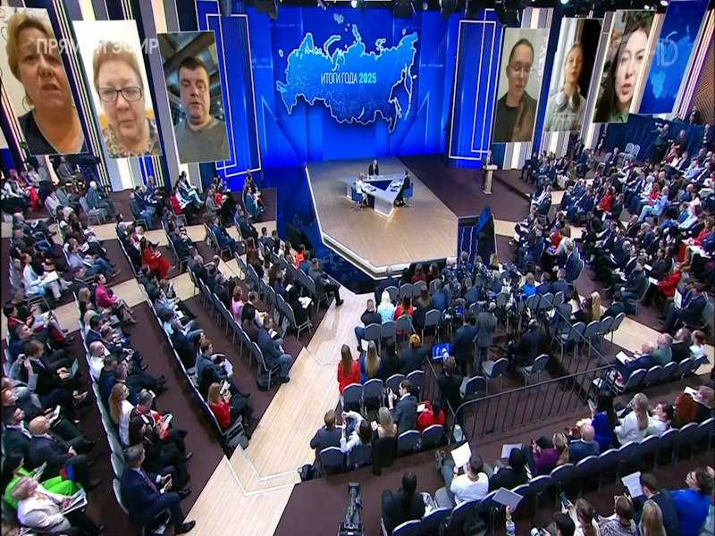 Прямая линия президента России Владимира Путина, совмещенная с пресс-конференцией, завершилась, продлившись 4,5 часа.