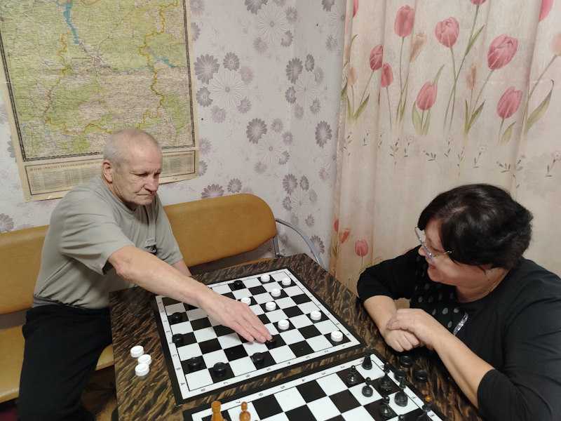 Игра в шашки может быть полезна пожилым людям в зимний период!