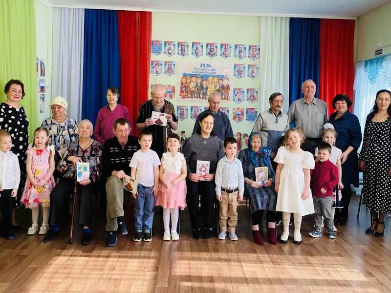 Теплая встреча поколений: бабушки и дедушки нашего дома престарелых побывали на концерте в детском саду 