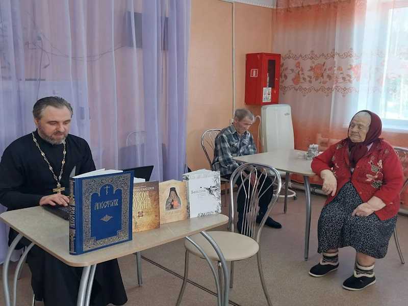  Сегодня в доме-интернате состоялась увлекательная встреча с отцом Александром!