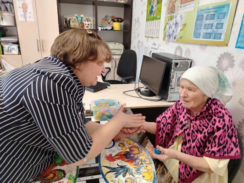 Тактильные занятия с психологом И. В. Шапиро в доме престарелых.